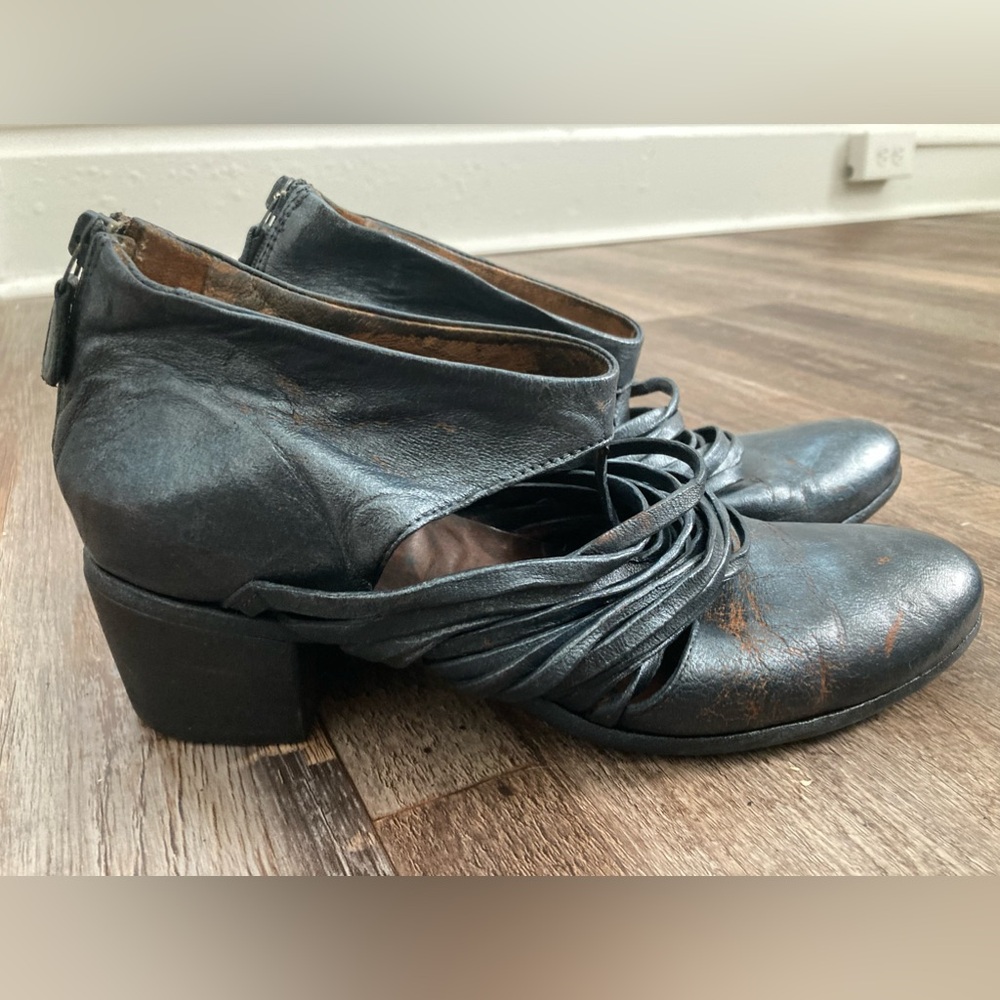 Gidigio Blue/Silver Ice and Bronze Flat Strappy shoe Size 39.